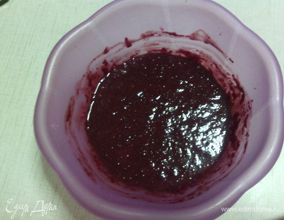 Шоколад растопить на водяной бане и соединить со свеклой. Взбить блендером до однородной массы.