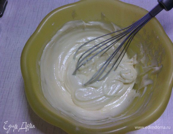 Размягченное сливочное масло взбить с сахарной пудрой до пышности.