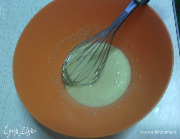 Отделить желтки от белков. Желтки взбить с сахаром Мусковадо (можно взять просто коричневый).