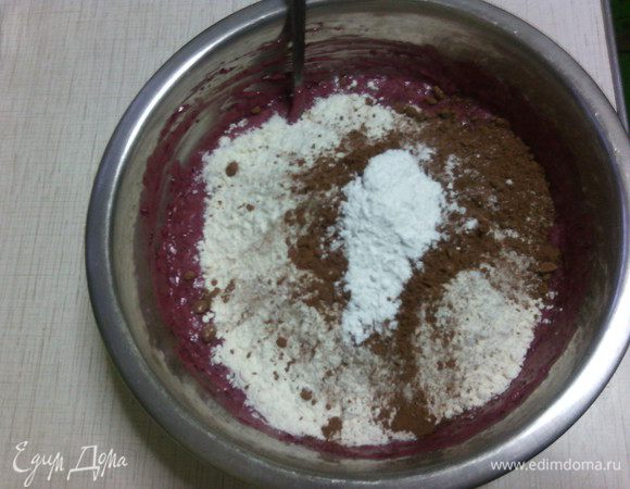 Свекольную массу смешать со взбитым маслом, перемешать. Добавить желтки, ванилин. Все осторожно и тщательно перемешать.
Добавить просеянную муку с разрыхлителем и какао. 