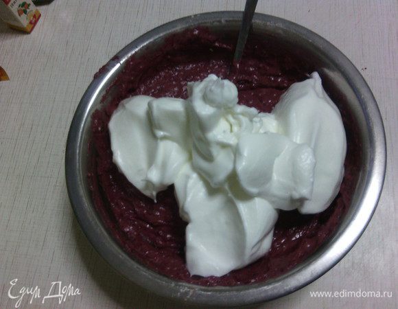 Белки взбить с солью и лимонным соком до устойчивых пиков. Осторожно добавить их в тесто путем складывания снизу-вверх.