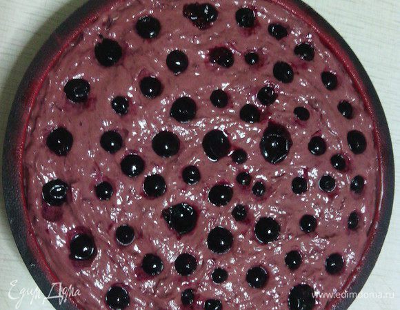 Тесто выложить в смазанную маслом форму, сверху насыпать смородину, чуть утопить ее.