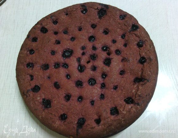 Выпекать в разогретой до 180С духовке до готовности, минут 45-70 (время зависит от вашей духовки). Мой пирог запекался час.