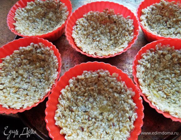 Разминаем "тесто" по формочкам для маффинов (можно сделать и в больших)