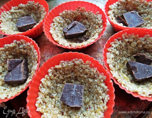 Далее пошла моя импровизация: решила бросить в каждую корзиночку по дольке шоколада (50%)!