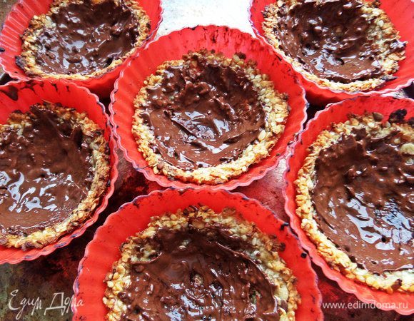 И отправляем запекаться минут на 15 при 180С. Вынимаем и тут же ложечкой размазываем растопившийся шоколад по корзиночке (такова была моя задумка!)