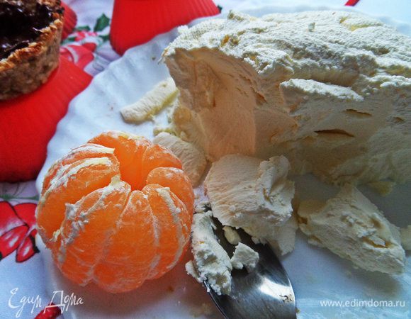 Маскарпоне я приготовила двойную порцию (готовлю его постоянно!), но он плотный вышел, хоть и нежный. Рецепт от Катюши можно посмотреть тут: http://www.edimdoma.ru/retsepty/64524-desert-apelsinovyy-tiramisu-retsept-domashnego-maskarpone