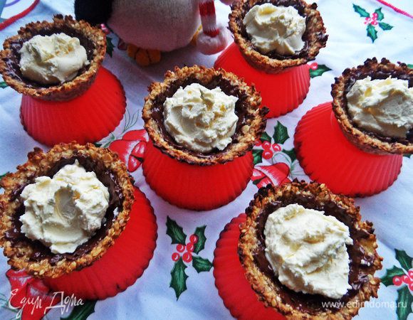 Теперь очень легко при помощи двух чайных ложек наполняем корзиночки начинкой.