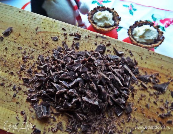 Осталось украсить! Крошим по краю шоколад ножом и получаем шоколадную стружку.