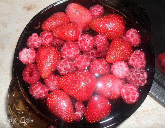 Фрукты, если они замороженные как у меня, то размораживаем в холодной воде - так они не потеряют форму.