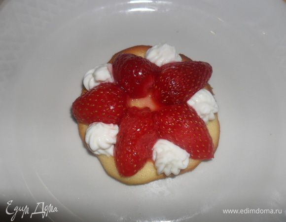 Затем по кругу выдавливаем крем, чередуя с нарезанной клубникой (малиной)