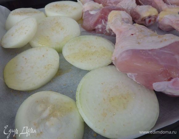 Духовку разогреть на 180С. 
Батат порезать на кружки толщиной 1/2 см. Также порезать лук.  Перемешать ножки,  батат и лук с маслом и сахаром. Посолить по вкусу. Продвинь заложить бумагой для выпечки.