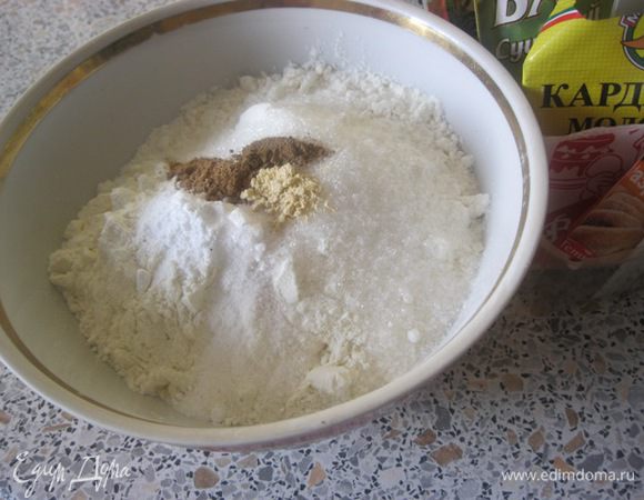 В миске смешать муку, сахар, соль и специи.
* Муки понадобится - 1 + 1/4 стакана ( стакан - 250 мл).