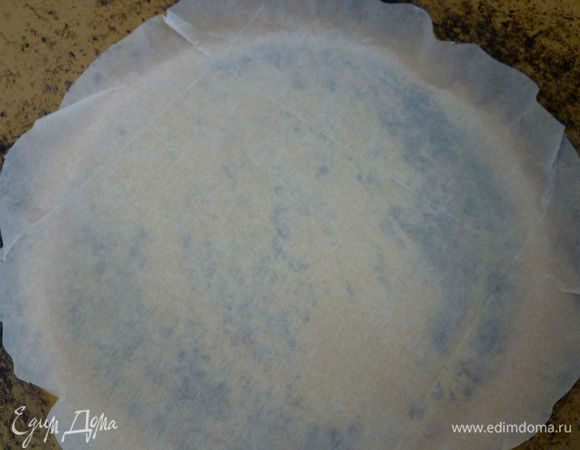 Собираем маклубу: вырезаем из пекарской бумаги круг диаметром чуть больше дна кастрюли, в которой будем готовить,  ко дну кастрюли ничего не прилипнет и красиво перевернется. Дно кастрюли 24 см. 