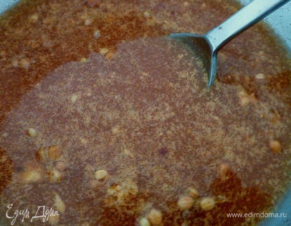 В отдельной мисочке перемешиваем бульон, гранатовый сироп и специи.
