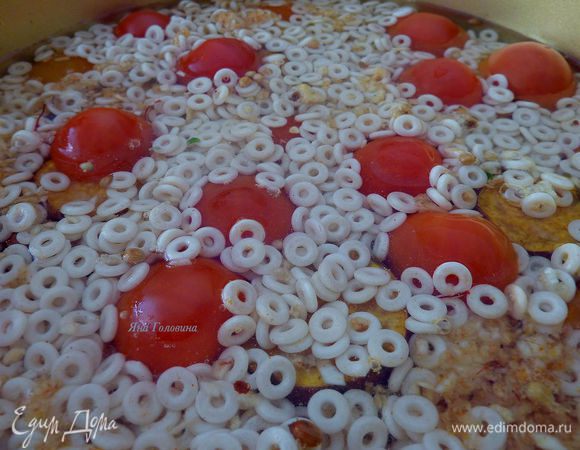 Заливаем бульоном птитим. Ставим кастрюлю на огонь. Как только закипит - уменьшаем огонь и готовим 30 минут с закрытой крышкой. 
