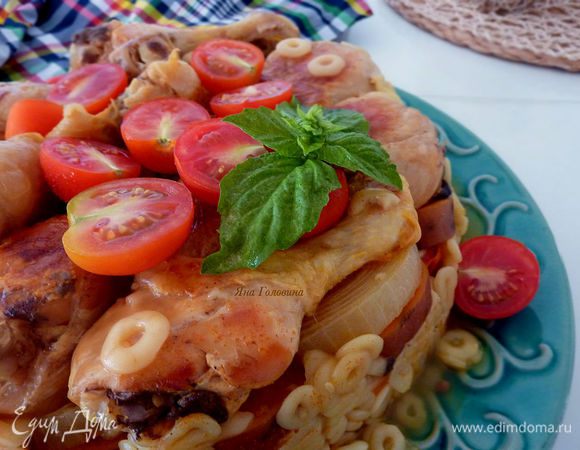 Выключаем огонь и даем отдохнуть минимум 20 минут. Накрываем кастрюлю блюдом или подносом для подачи и переворачиваем ее. Посыпаем зеленью. 
