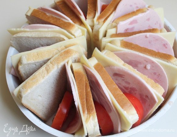 И вставим между хлебом помидорки.