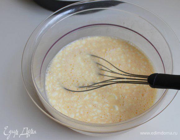 Молоко смешаем с яйцами, добавим майонез. Тут не обязательно строго следовать рецепту. Я кладу всегда по вкусу. Еще добавим соль, орех мускатный.