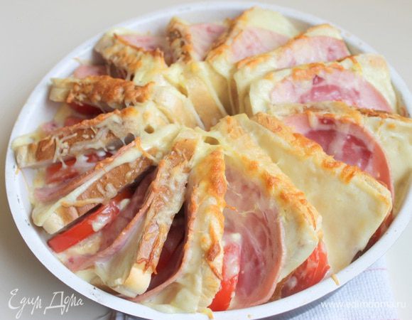 Все заливаем и посыпaем верх тертым сыром. Ставим в духовку на 25минут при 180гр. Если верх будет у вас подгорать, накройте его фольгой.