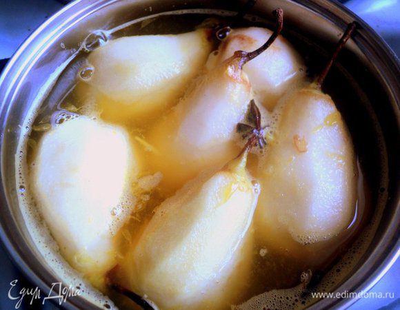 Апельсин хорошо помыть, вытереть. Натереть цедру и выжать сок. Добавить к апельсиновому соку воду, 0.5 стакана сахара, коньяк, палочку корицы, звездочку бадьяна, гвоздику. Довести до кипения, положить очищенные от кожицы груши и проварить их 10-15 минут до мягкости. Затем вынуть груши из сиропа, выложить на тарелку и обсушить. Сироп уварить до 250 мл.