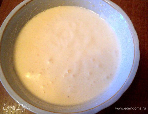 Яйца  взбить с сахаром до увеличения в объеме в 2-3 раза.