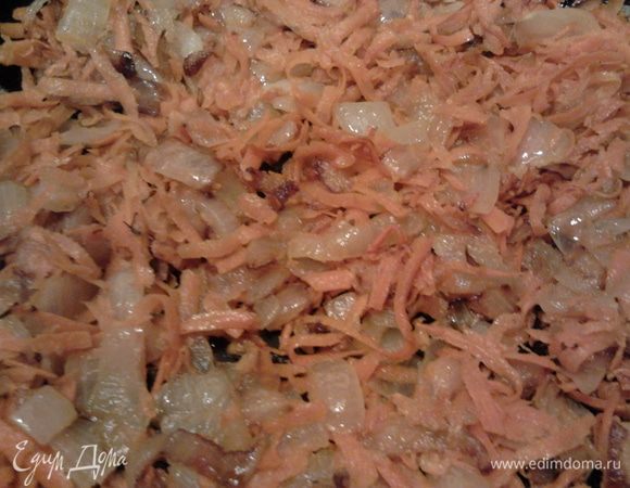 В кипящую подсоленную воду закладываем очищеный и порезаный кубиками картофель.Тем временем пассируем на растительном масле измельченный лук и натертую на крупной терке морковь(по желанию добавить сливочное масло, если это не вредит Вашей талии). К этой массе добавляем кусочки бекона (часто вместо него использую ветчину или любую копченую колбасу, иногда присоединяю немного сосисок). Сюда же  закладываем плавленый сыр, размешиваем до однородности пока сыр не растает. Эту зажарку добавляем к кипящему картофелю, по желанию можно добавить к нему зубчик чеснока.