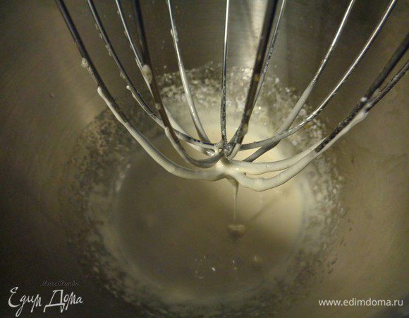 Взбиваем миксером яйца и сахарную пудру.