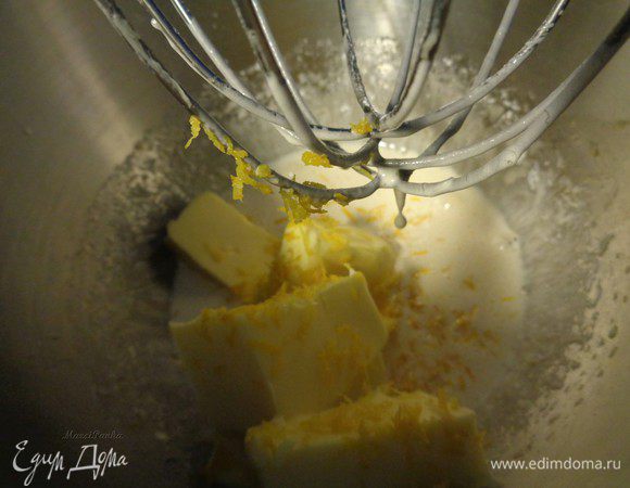 Добавляем сливочное масло комнатной температуры и цедру 1 лимона.