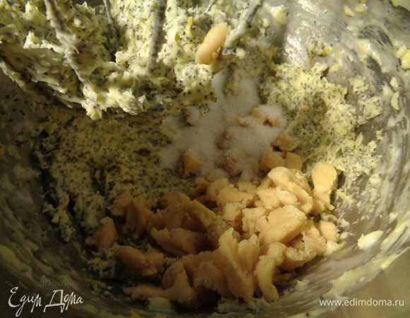 Добавим поломанный на кусочки марципан и сахарную пудру. 