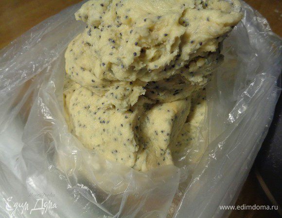 В конце добавим муку и все тщательно перемешаем. Получим мягкое тесто, которое к рукам не пристает. Уберем тесто, завернув в целлофан, в холодильник на 1,5 - 2 часа.