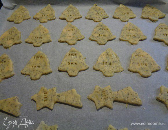 Духовку прогреваем. Затем ставим печенье, готовим при 180° С около восьми минут так, чтобы оно слегка подрумянилось.

Далее печенье достаем из духовки, даем остыть ему на решетке.
