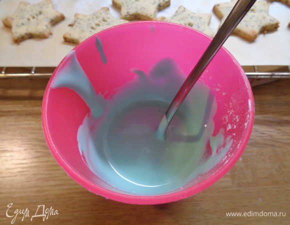 Я поделила глазурь на 2 части. Одну окрасила с помощью красителя в зеленый цвет, вторую - в красный. Красителя много не добавляла, поэтому получились нежные тона.