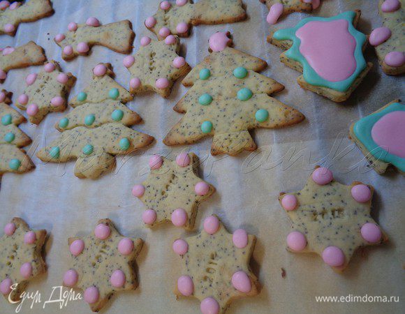 Заполним глазурью кондитерский шприц или мешок. Нанесем узор на печенье. Ваша фантазия вам в помощь!)) 