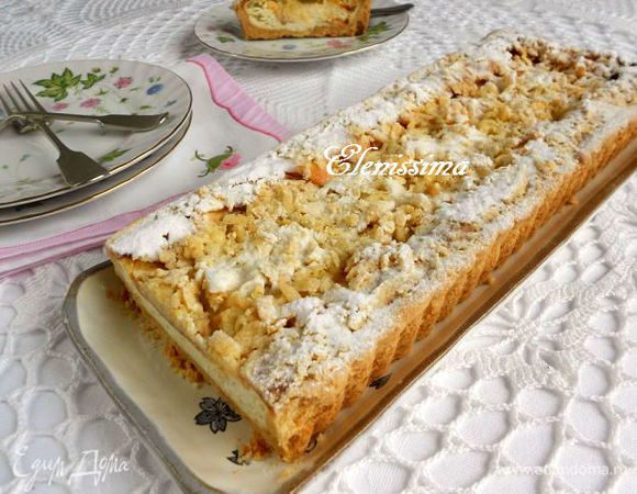 Поставить пирог в духовку и выпекать ещё 60-70 мин до золотистого цвета.
Готовый пирог вынуть на решётку, аккуратно снять бортики формы и полностью охладить.

Перед подачей посыпать сахарной пудрой через ситечко.