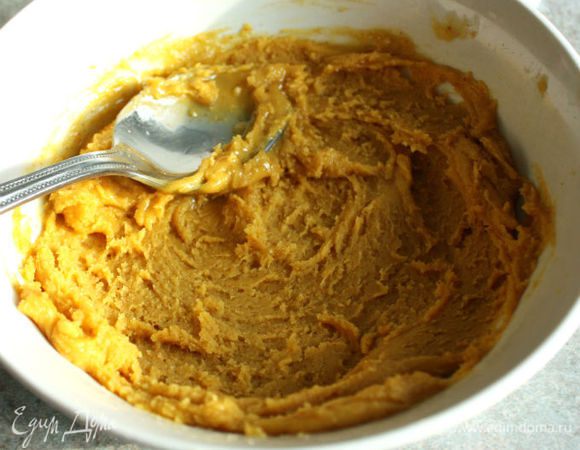 Добавьте постепенно 4 ст.л. масла или чуть больше, тщательно перемешивая, до однородной густой пасты. Отставьте её в сторону.