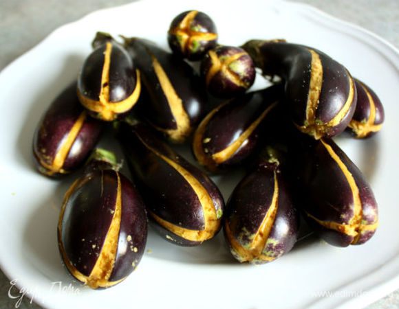 Осторожно руками начините баклажаны нутовой пастой. Достаточно просто покрыть каждую сторону разреза тонким слоем и прижать их друг к другу.