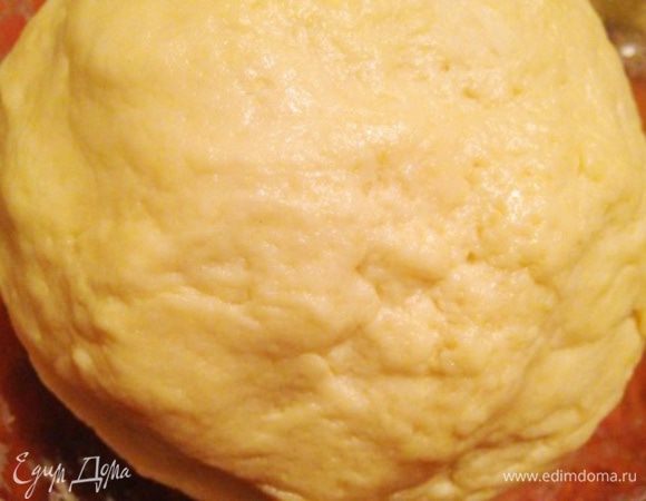 Добавить остальные ингредиенты для коржей и вымесить тесто.
Разделить на 14-15 частей (шариков) и положить в холодильник на 15 минут.