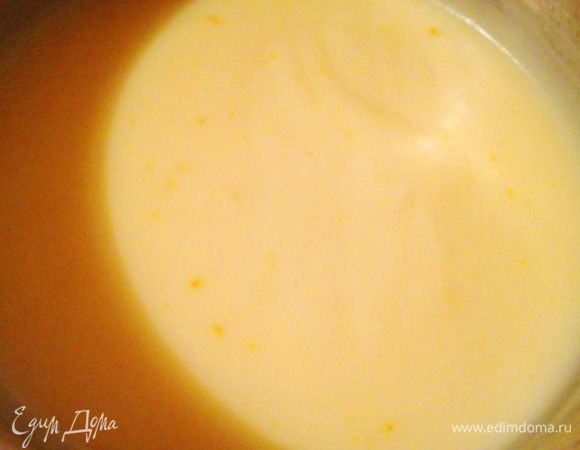 Вытащить масло из холодильника и оставить нагреваться до комнатной температуры.
Взбить яйца с сахаром, мукой, цедрой лимона и стаканом молока. 
Остальное молоко закипятить. Тонкой струйкой вливать смесь в кипящее молоко, постоянно помешивая. Варить, помешивая, до первых булек.
Накрыть (чтобы крем не заветрился) и оставить остывать до комнатной температуры.