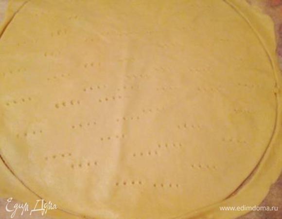1 шарик теста раскатать на присыпанном мукой листе пергамента как можно тоньше (тесто очень эластичное и приятное в работе) и обрезать под желаемую форму (я придавливала крышку диаметром 26 см). Обрезки оставить на пергаменте. 