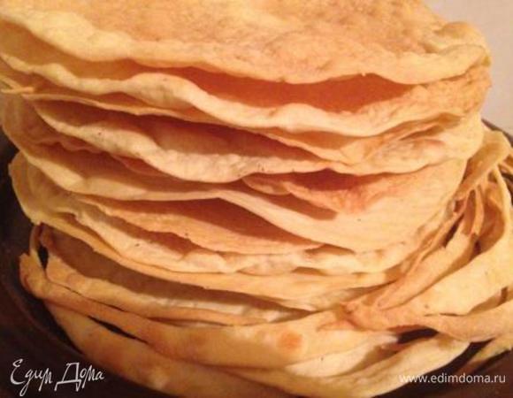 Пока выпекается корж - раскатать следующий и так выпечь все коржи.