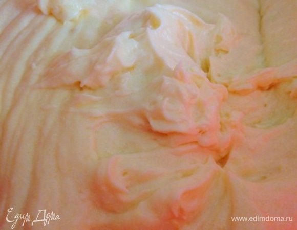 Когда масло и заварной крем достигнут одинаковой комнатной температуры, взбить масло с ванилином и добавить в него, продолжая взбивать, по паре ложек заварного крема. Должна получиться пышная масса.