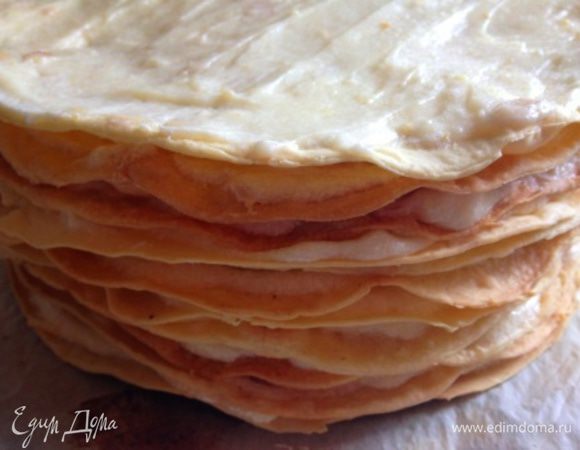 Выложить коржи один на другой, каждый перемазывая 3-мя столовыми ложками крема (оставить немного крема на обмазку боков). Поставить тортик в холодильник на ночь, можно под гнёт (накрыть сверху тарелкой подходящего диаметра). Нам нужно, чтобы торт осел и выровнялся.