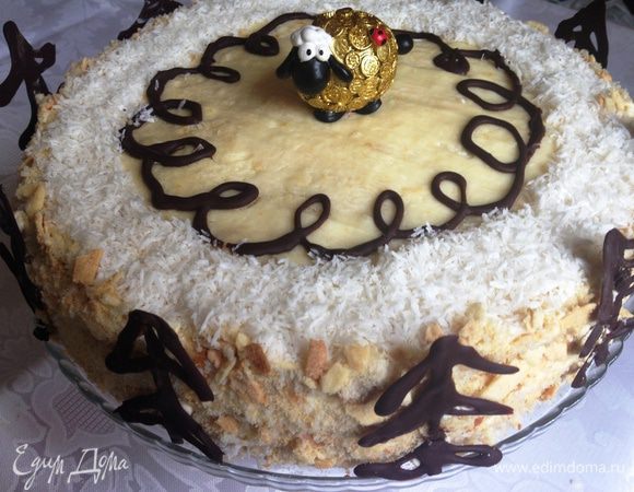 Когда наш тортик выровнялся, обмазать бока остатками крема, обсыпать их крошкой от коржей.
Для новогоднего оформления присыпать торт "снегом" из кокосовой стружки (можно весь, а можно, как у меня, только по краю). Прикрепить при помощи остатков крема ёлочки из шоколада. В центр торта можно поставить фигурку новогодней тематики, желательно, съедобную из мастики (или как у меня, тщательно продизенфицированную) или декоративную свечу (в таком подсвечнике, где есть куда стекать воску).