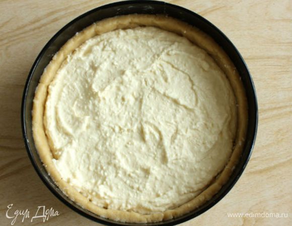 Подготовленную начинку вылить в форму с тестом.