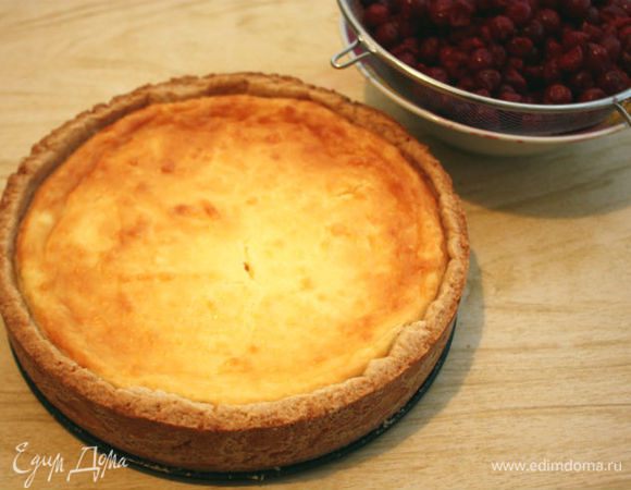 Выпекать около 1 часа, затем выключить огонь и оставить в приоткрытой духовке на 15 минут. Пирог вынуть из духовки и полностью остудить. Вишню выложить в сито, собрать сок. Пирог вынуть из формы и поместить на блюдо.