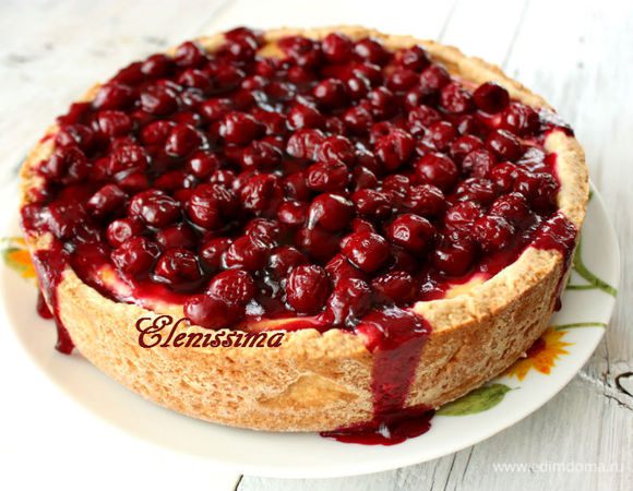 Снять с огня, чуть остудить и полить глазурью вишню, формируя местами потёки на боках пирога. Приятного аппетита!