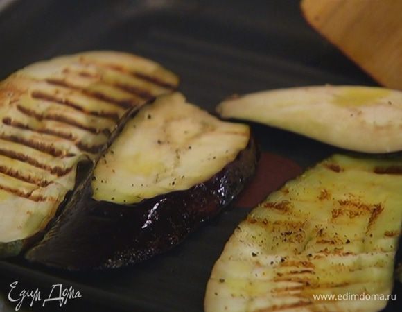 Разогреть сковороду-гриль и обжаривать ломтики баклажана с двух сторон до появления золотистых полосок.
