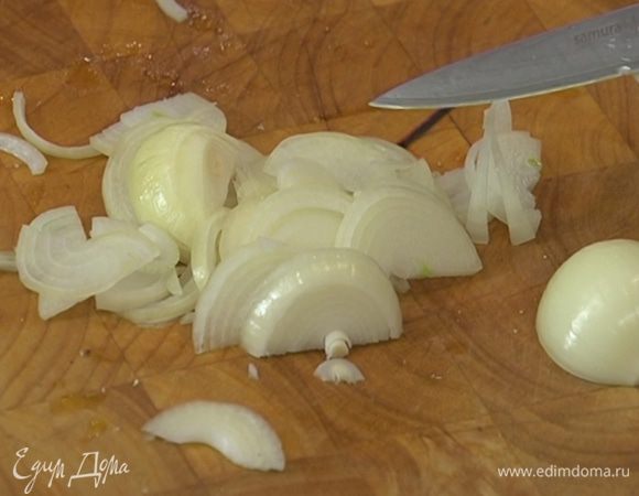 Лук почистить и нарезать полукольцами.