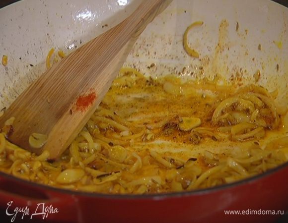 Когда лук и чеснок станут мягкими, посолить, поперчить, добавить сладкую паприку и все перемешать.